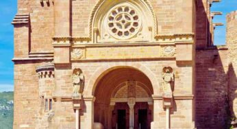 La belleza inusual del Cristo crucificado sonriente: este tesoro está en España