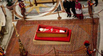 El embalsamamiento del Papa Francisco y la macabra história del papa que “explotó”
