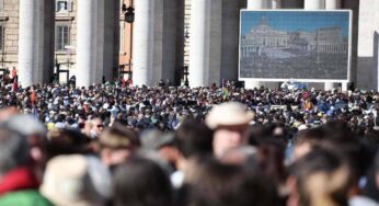 Funeral Papa Francisco: la presencia del personaje entre los fieles que sorprende al mundo