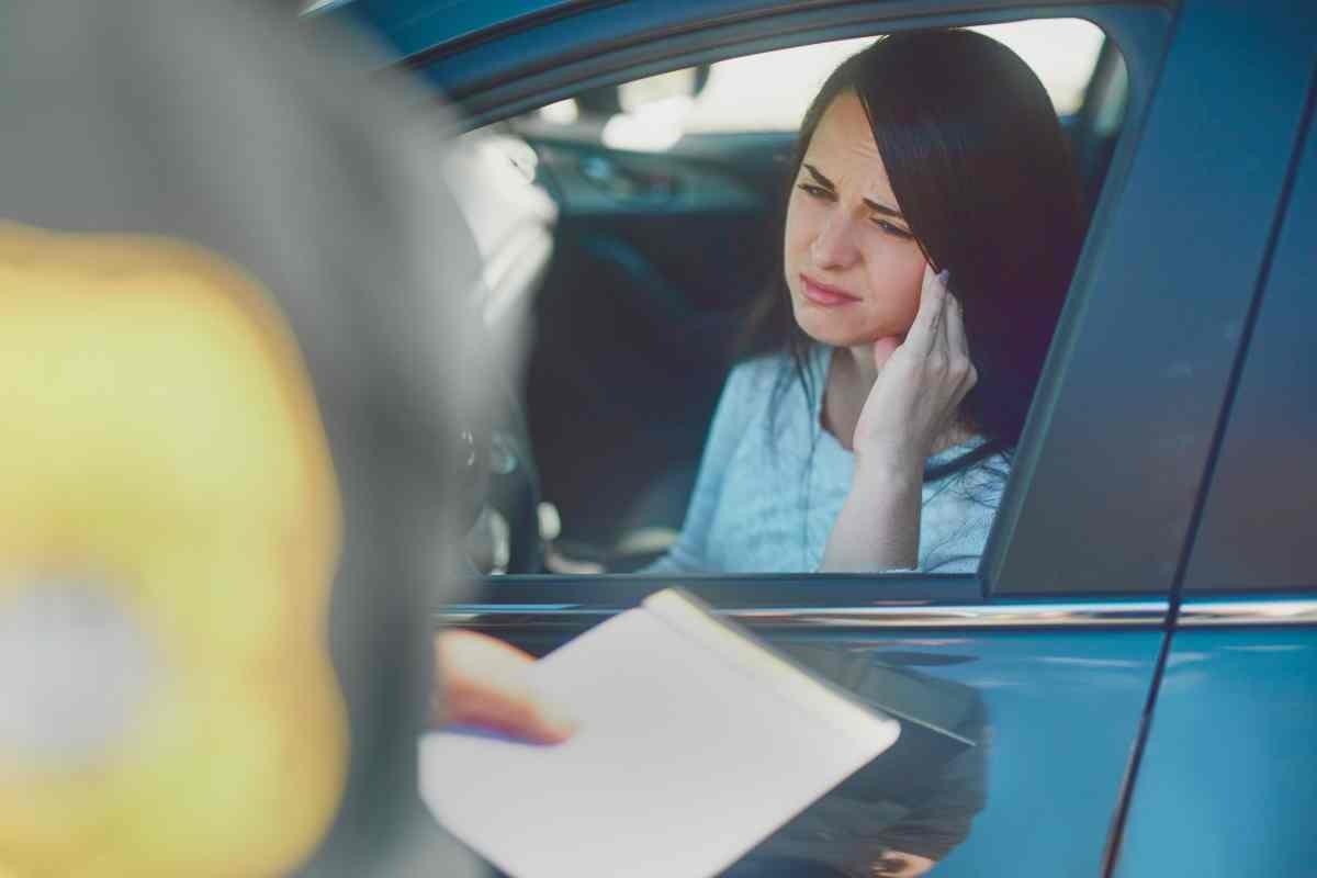 mujer en coche