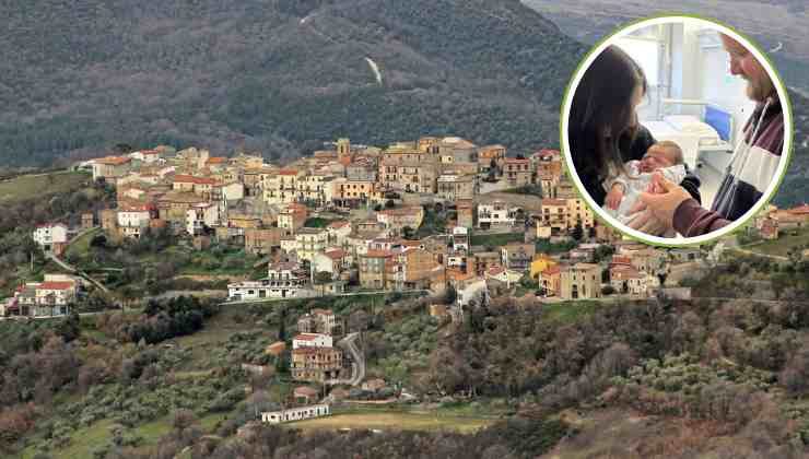 foto pueblo y pareja con bebé nacido
