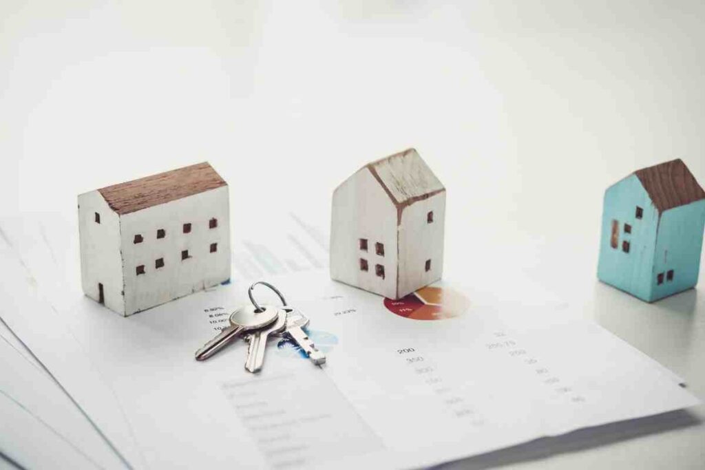 casas sobre hojas y llave