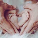 manos que tienen pies de bebé