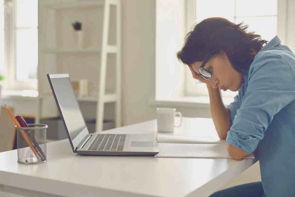 mujer cansada sobre la mesa