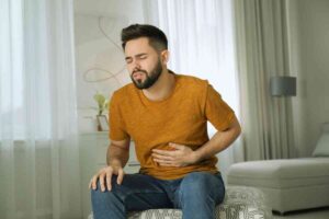 hombre con dolor de estómago