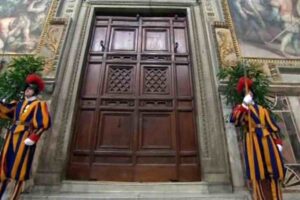 puerta capilla sixtina