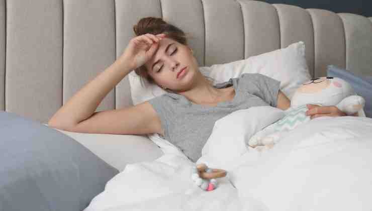 mujer en la cama durmiendo