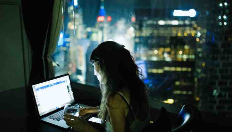 mujer al pc de noche