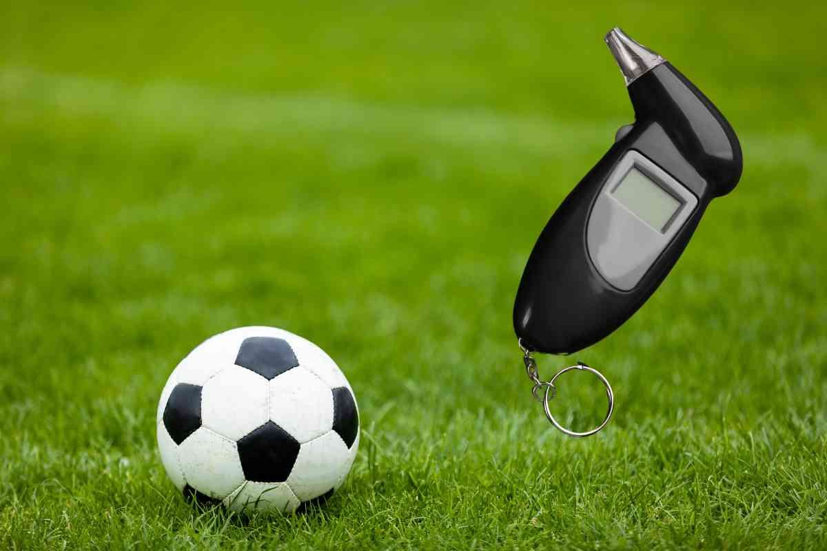 cancha de futbol y alcoholímetro