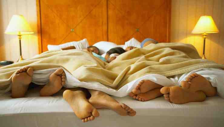 familia en la cama durmiendo 