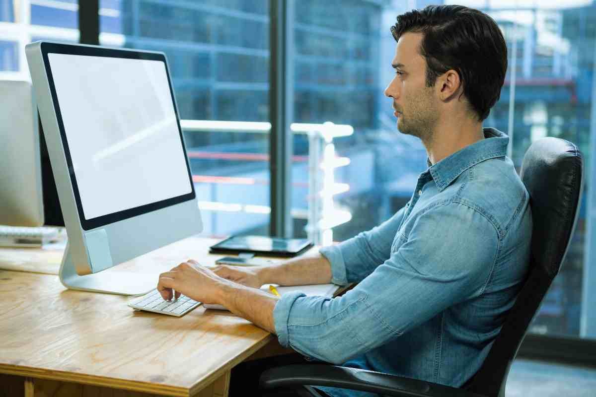 trabajador al pc