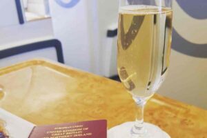 vaso de champagne y pasaporte