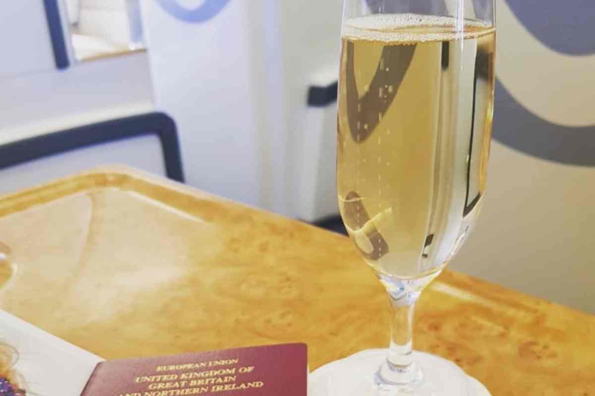 vaso de champagne y pasaporte
