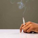 mano con cigarillo
