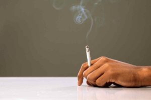 mano con cigarillo