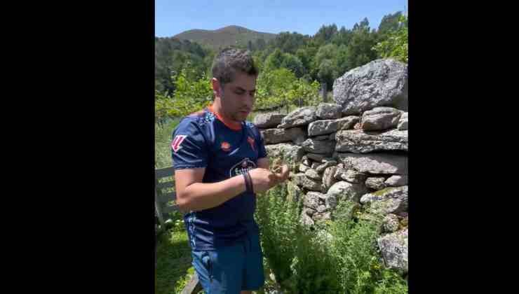 joven en jardin