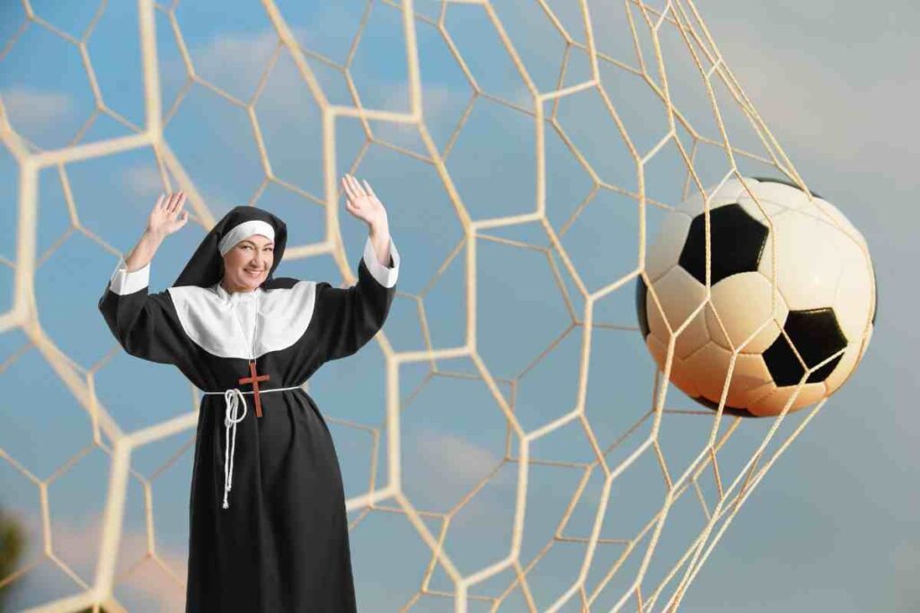 monja y cancha futbol