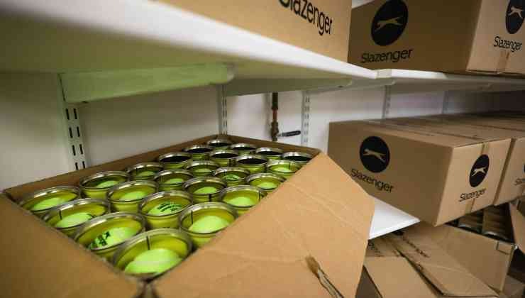 pelotas de tenis en cajas