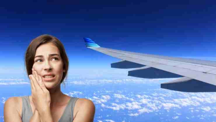 mujer se toca la cara y avion
