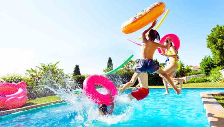 ninos jugando en piscina