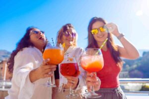 amigas con bebidas