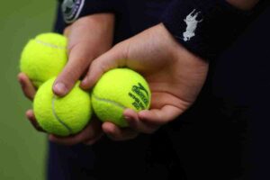 pelotas de tenis en mano