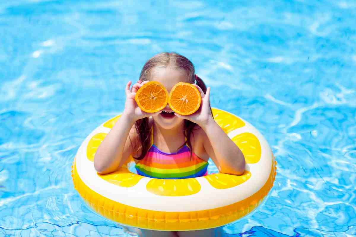 nina en piscina