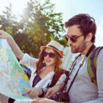 pareja turistas con mapa