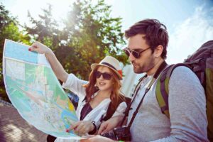 pareja turistas con mapa