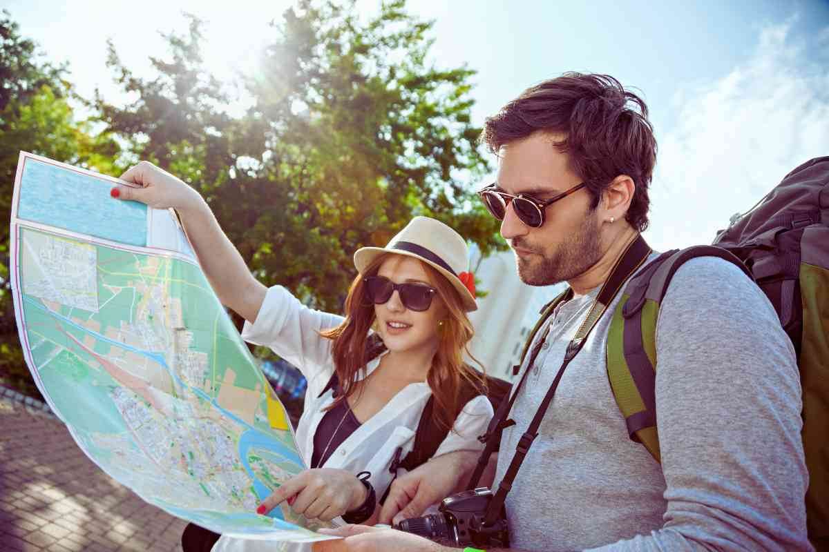 pareja turistas con mapa