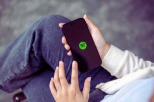 celular con spotify