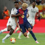 Yamal e Vinicius lottano per la palla